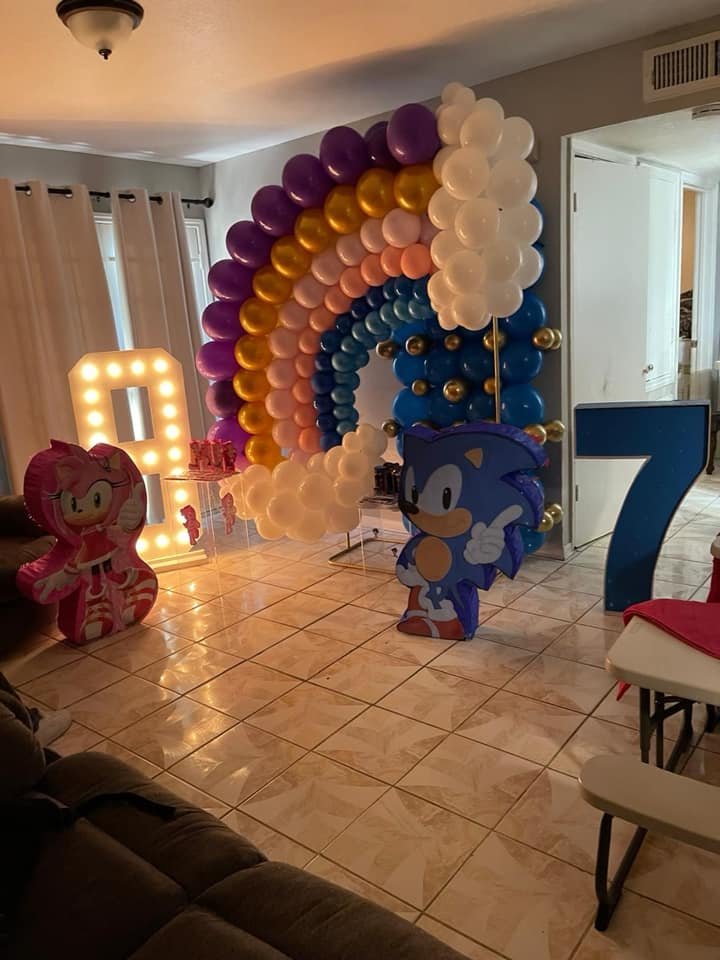 Sonic themed children's party decoration with balloons